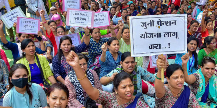 Maharashtra Government Employees Strikes For Old Pension Schemes Calls Off