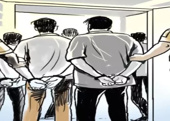 Touts Selling Fake Tickets During Rush Season! RPF Team Busted The Gang By Posing As A Passenger