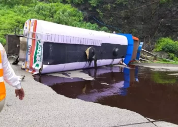 Oil Tanker Overturns On Mumbai-Ahmedabad Highway, Causes Traffic Disruption ।