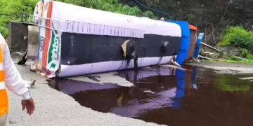 Oil Tanker Overturns On Mumbai-Ahmedabad Highway, Causes Traffic Disruption ।