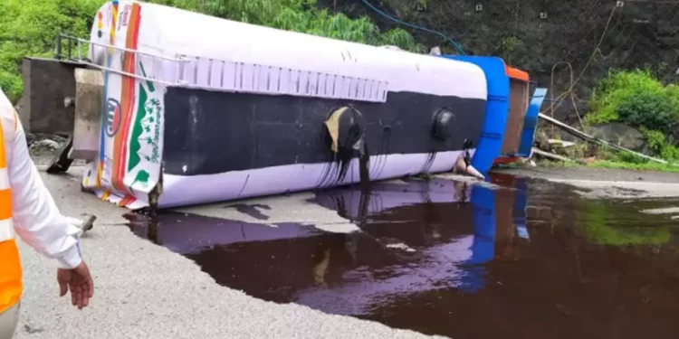 Oil Tanker Overturns On Mumbai-Ahmedabad Highway, Causes Traffic Disruption ।
