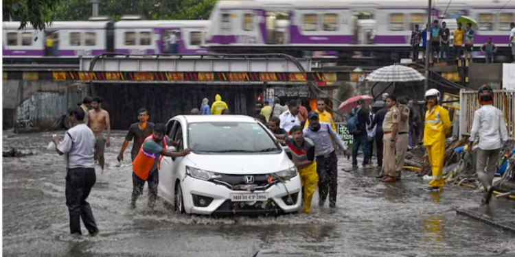 After Torrential Rains In Thane, A Restaurant Roof Collapses, Injuring 3 People