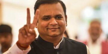 Rahul Narvekar: I Will Take A Revolutionary Decision Soon, Rahul Narvekar’s Statement, Girish Mahajan’s Direct Hand On The Head