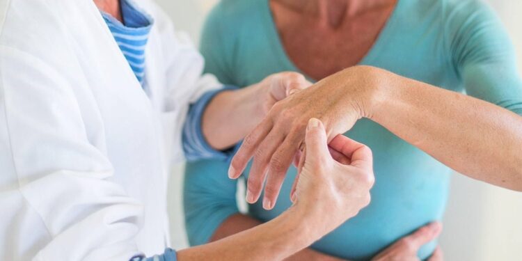 Why Does Rheumatoid Arthritis Happen? Know The Cause And Symptoms