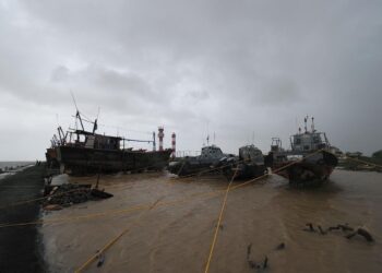 Cyclone Biparjoy Moving Towards Jakhau Port Of Gujarat, Landfall By Today Evening; High Alert In Coastal Areas