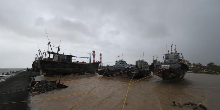 Cyclone Biparjoy Moving Towards Jakhau Port Of Gujarat, Landfall By Today Evening; High Alert In Coastal Areas