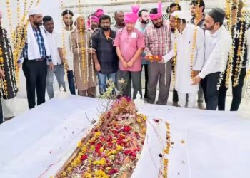 Uddhav Thackeray’s Leader Bows His Head At Aurangzeb’s Tomb, Politics Heats Up In Maharashtra