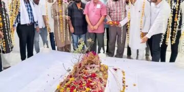 Uddhav Thackeray’s Leader Bows His Head At Aurangzeb’s Tomb, Politics Heats Up In Maharashtra