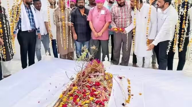 Uddhav Thackeray’s Leader Bows His Head At Aurangzeb’s Tomb, Politics Heats Up In Maharashtra