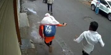 The Man Attacked The Girl With A Weapon In The Middle Of The Road, People Handed Over The Accused To The Police