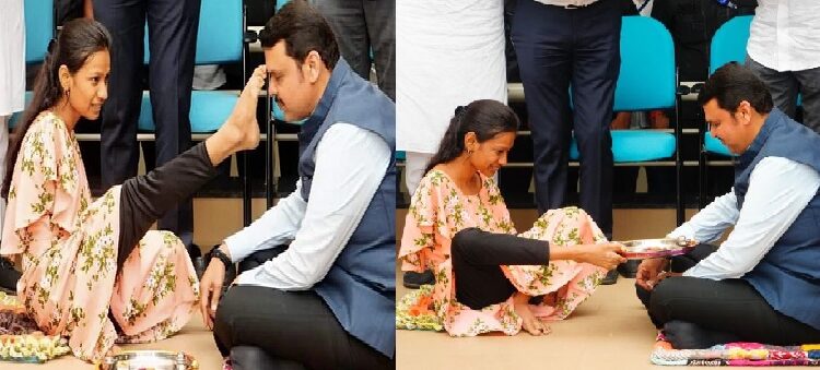 Girl Applies Tilak To Devendra Fadnavis With Her Toe, Performs Aarti