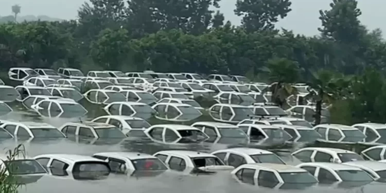 350 Vehicles At The Ola Dump Yard Are Submerged By The Overflowing Hindon