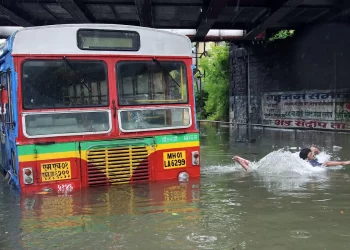 Heavy Rains In Mumbai Cause Schools To Close, Trains To Be Canceled, And Districts In Gujarat To Flood | Updates