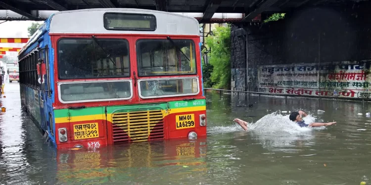 Heavy Rains In Mumbai Cause Schools To Close, Trains To Be Canceled, And Districts In Gujarat To Flood | Updates