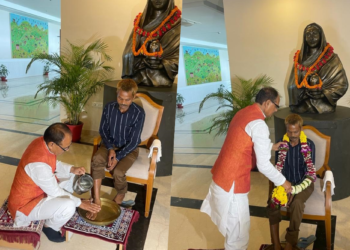 CM Shivraj Singh Chouhan Of Madhya Pradesh Visits The Victim Of The Sidhi Urination Incident And Washes His Feet