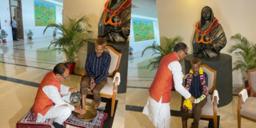 CM Shivraj Singh Chouhan Of Madhya Pradesh Visits The Victim Of The Sidhi Urination Incident And Washes His Feet
