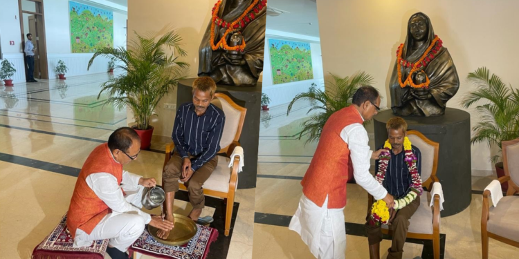 CM Shivraj Singh Chouhan Of Madhya Pradesh Visits The Victim Of The Sidhi Urination Incident And Washes His Feet