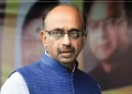 BJP Leader Vijay Goel Visits A Housing Society In Pune With A Stray Dog Problem And Declares That Civic Bodies Must Act