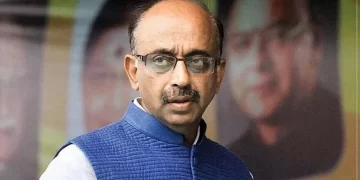 BJP Leader Vijay Goel Visits A Housing Society In Pune With A Stray Dog Problem And Declares That Civic Bodies Must Act