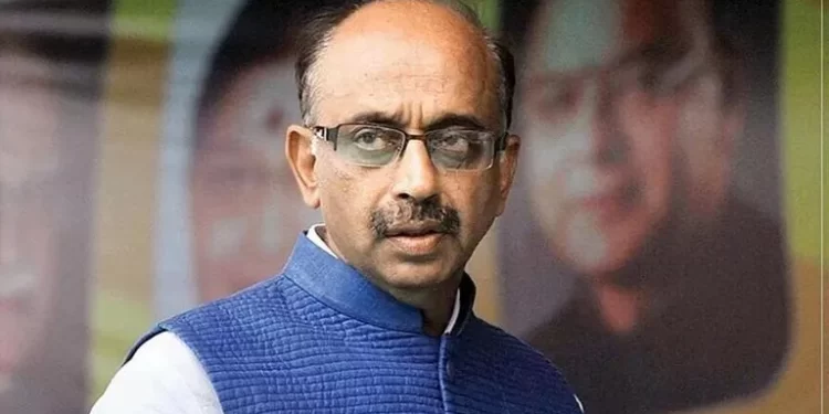 BJP Leader Vijay Goel Visits A Housing Society In Pune With A Stray Dog Problem And Declares That Civic Bodies Must Act