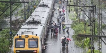 Maharashtra: There Was An Outcry Due To Heavy Rains In Mumbai, Water Filled In Low-lying Areas; Local Trains Also Affected