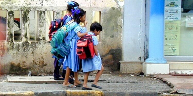 Maharashtra: A Viral Video Shows Schoolchildren Being Forced To Stand On The Road To Greet The Minister