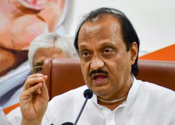 Maharashtra: A Speeding Car Collided With An Electric Pole In Mumbai, Car Broke Into Two Pieces