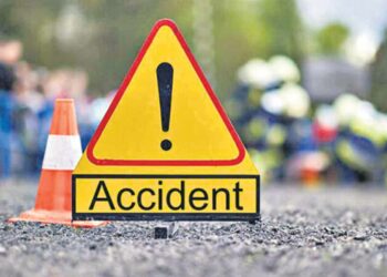 Maharashtra: A Speeding Car Collided With An Electric Pole In Mumbai, Car Broke Into Two Pieces