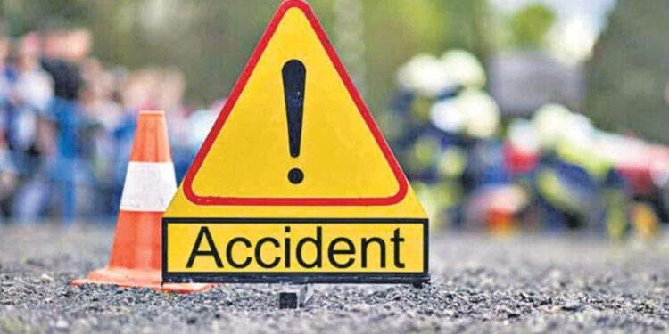 Maharashtra: A Speeding Car Collided With An Electric Pole In Mumbai, Car Broke Into Two Pieces