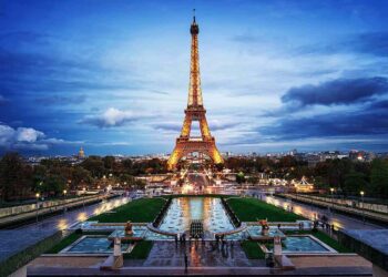 Threatening To Blow Up The Eiffel Tower, The Police Evacuate All The Tourists