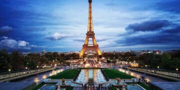 Threatening To Blow Up The Eiffel Tower, The Police Evacuate All The Tourists