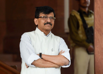 Maharashtra: A Speeding Car Collided With An Electric Pole In Mumbai, Car Broke Into Two Pieces