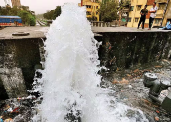 Mumbai: A Pipe Burst In Andheri Sends Several Feet Of Water Into The Air