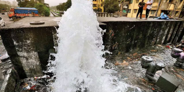 Mumbai: A Pipe Burst In Andheri Sends Several Feet Of Water Into The Air
