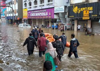 4 Dead From The Nagpur Rains, 10,000 Homes Flooded, And Deputy Chief Minister Fadnavis Assesses The Situation