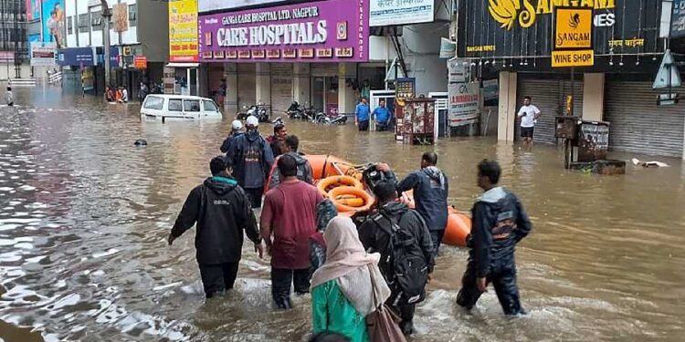 4 Dead From The Nagpur Rains, 10,000 Homes Flooded, And Deputy Chief Minister Fadnavis Assesses The Situation