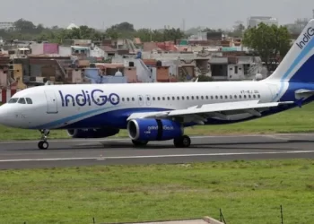 After Being Late For Boarding, A Couple Fights And Yells At Indigo Airline Staff At The Mumbai Airport