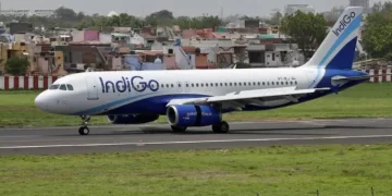 After Being Late For Boarding, A Couple Fights And Yells At Indigo Airline Staff At The Mumbai Airport