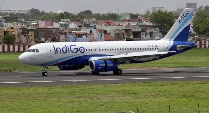 After Being Late For Boarding, A Couple Fights And Yells At Indigo Airline Staff At The Mumbai Airport