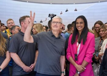 During The Apple Event, Cook And PV Sindhu Agreed To Play A Round Of Badminton