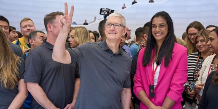During The Apple Event, Cook And PV Sindhu Agreed To Play A Round Of Badminton