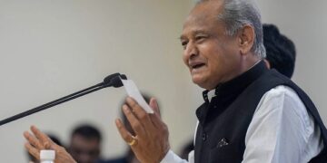Vasundhara Raje of the BJP receives Ashok Gehlot’s support, and he urges: “Don’t punish her because of me”