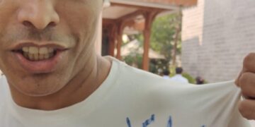 Bollywood Superstar Shah Rukh Khan Takes Moments Off Dunki to Bless Actor-Director Hemwant Tiwari for Lomad