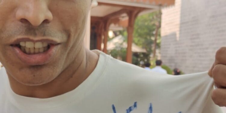 Bollywood Superstar Shah Rukh Khan Takes Moments Off Dunki to Bless Actor-Director Hemwant Tiwari for Lomad