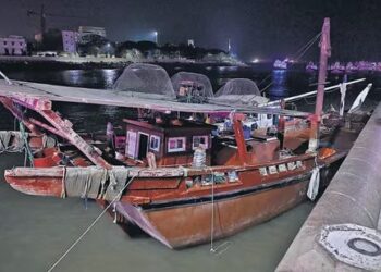 Mumbai: Coastal police intercept a trio in a Kuwaiti boat; the Navy claims to have apprehended them