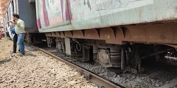 Derailment of a local train in Mumbai interrupts services on the Panvel-CSMT Harbour line