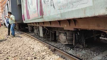 Derailment of a local train in Mumbai interrupts services on the Panvel-CSMT Harbour line