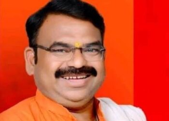 Ujjain Mayor orders stores to publicly display the identities of their owners, citing customers’ rights.