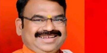 Ujjain Mayor orders stores to publicly display the identities of their owners, citing customers’ rights.