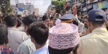 Mumbai: Muslim mob blocks Dharavi mosque demolition, damages BMC vehicles and blocks road